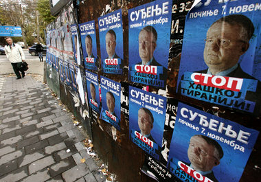 »Stopp der Haager Tyrannei« steht auf diesen Plakaten mit dem Bi... »Stopp der Haager Tyrannei« steht auf diesen Plakaten mit dem Bi...