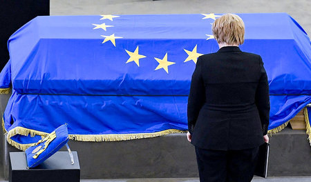 Mit Moral, Bundesadler und EU-Sternchen: Die Bundeskanzlerin bet...