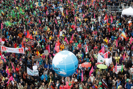 Bis zu 25.000 Menschen demonstrierten am Sonntag in Hamburg