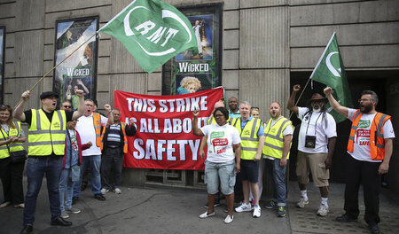 Streikposten der RMT vor der Victoria Station in London (8. Augu... Streikposten der RMT vor der Victoria Station in London (8. Augu...