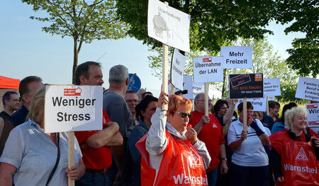 Beschäftigte im Bosch-Siemens-Hausgerätewerk in Nauen fordern be... Beschäftigte im Bosch-Siemens-Hausgerätewerk in Nauen fordern be...
