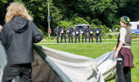 Am Sonntag schien noch alles ruhig. Nachts kamen dann die Beamte...