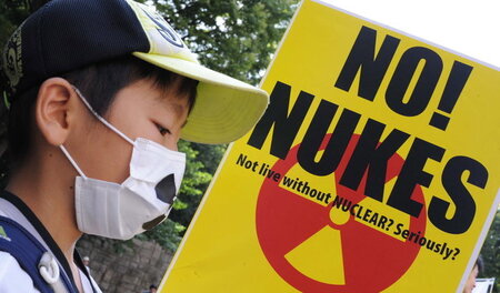 Protest gegen Atomkraft: Demonstrant in Tokio am 11. September 2... Protest gegen Atomkraft: Demonstrant in Tokio am 11. September 2...