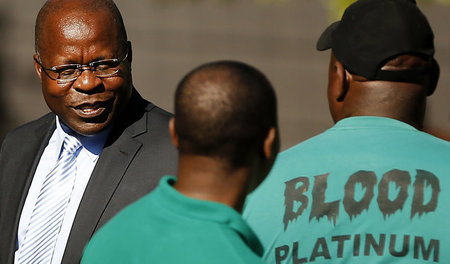 Ben Magara, Chef des Bergbauunternehmens Lonmin, umzingelt von s... Ben Magara, Chef des Bergbauunternehmens Lonmin, umzingelt von s...