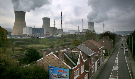 Das Atomkraftwerk Tihange, aufgenommen am 21. Oktober 2015 bei H... Das Atomkraftwerk Tihange, aufgenommen am 21. Oktober 2015 bei H...