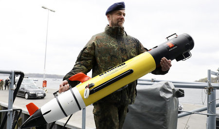 Ein Marinesoldat in Kiel mit Unterwasserdrohne vom Typ »Remus«. ... Ein Marinesoldat in Kiel mit Unterwasserdrohne vom Typ »Remus«. ...