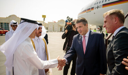 Freundlicher Empfang: Der Chef der Fluglinie Qatar Airways begrü... Freundlicher Empfang: Der Chef der Fluglinie Qatar Airways begrü...
