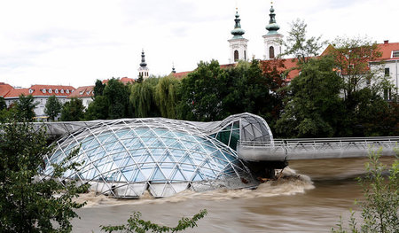 Die Grazer Murinsel, hier allerdings umspült von Flutwasser (22.... Die Grazer Murinsel, hier allerdings umspült von Flutwasser (22....