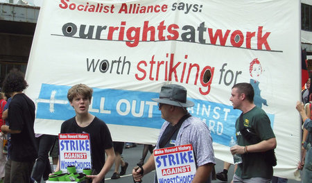 Aktivisten der Socialist Alliance während einer Demonstration am...