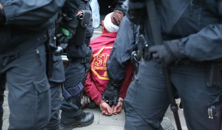 Schlagstockeinsatz und Handschellen: Demonstranten wie auch Jour...