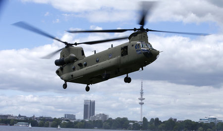 Hubschrauber der US-Army vom Typ CH-47 Chinook am Dienstag über ...