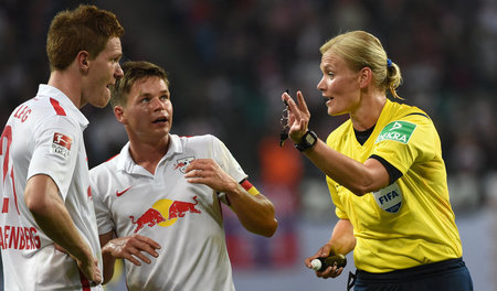 Hey Jungs! Schon mal gesehen? Das ist eine Pfeife! Bibiana Stein...