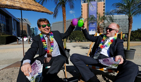 Aktivisten fordern vor dem EU-Parlament die Durchsetzung bestehe...