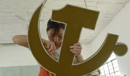 Arbeit an einem Emblem der Kommunistischen Partei Chinas in Anhu...