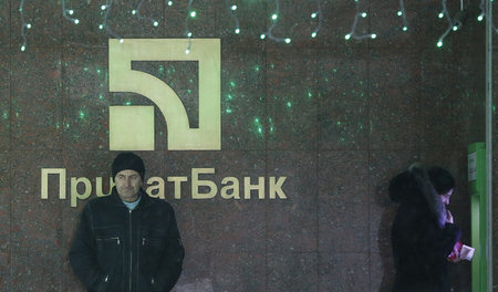 Firmenschild auf einem Loch ohne Boden: Die Privatbank in Kiew Firmenschild auf einem Loch ohne Boden: Die Privatbank in Kiew