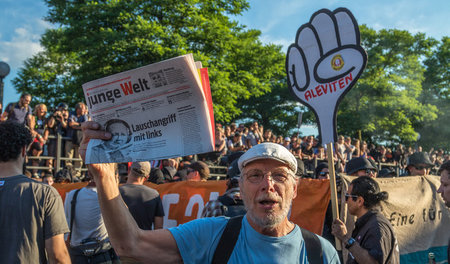 Zeitung in Bewegung: jW-Unterstützer am Freitag in Hamburg