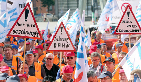 Beschäftigte protestieren gegen die Kürzungspolitik der Bahn (Be... Beschäftigte protestieren gegen die Kürzungspolitik der Bahn (Be...