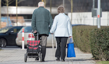 Rentner gehen einkaufen. Aber mit wieviel im geldbeutel? 2025 be... Rentner gehen einkaufen. Aber mit wieviel im geldbeutel? 2025 be...