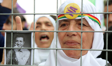 Eine Unterstützerin der HDP hält ein Porträt des festgenommenen ...