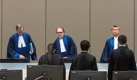 Die Richter des Internationalen Strafgerichtshofs während der Ve...