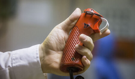 Eine Hand hält im Januar 2016 an Bord des britischen U-Boots »HM...