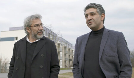 Can Dündar (li.) und Orhan Sansal, ehemaliger Buergermeister von... Can Dündar (li.) und Orhan Sansal, ehemaliger Buergermeister von...