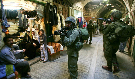 Unter Besatzung: Israelische Soldaten patrouillieren über einen ...