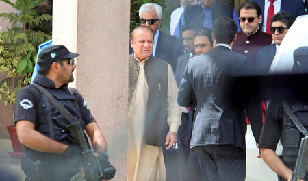 Pakistans Premierminister Nawaz Sharif nach seinem Erscheinen vo... Pakistans Premierminister Nawaz Sharif nach seinem Erscheinen vo...