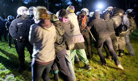 Bereits am Sonntag vor dem Gipfel begann der Rechtsbruch, Polize... Bereits am Sonntag vor dem Gipfel begann der Rechtsbruch, Polize...