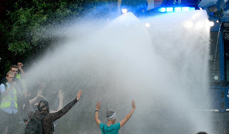 Wasserwerfer der Polizei werden gegen Protestierende bei der »We... Wasserwerfer der Polizei werden gegen Protestierende bei der »We...