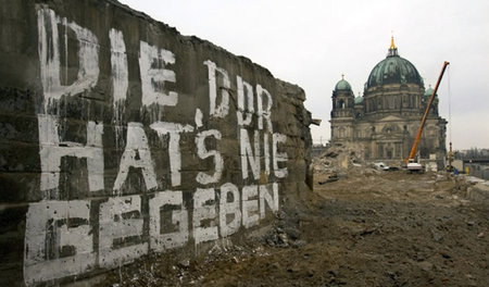 Die offizielle Geschichtspolitik in der Bundesrepublik möchte po... Die offizielle Geschichtspolitik in der Bundesrepublik möchte po...