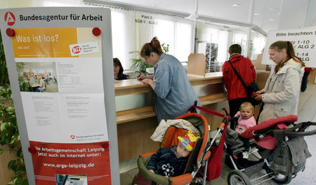 Frauen mit Kindern stehen an Schaltern der Arbeitsagentur in Lei...