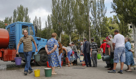 Sauberes Trinkwasser: Bewohner versorgen sich in Donzek mit fris...