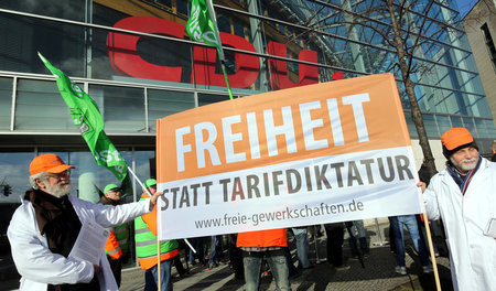 Mahnwache von dbb Beamtenbund und Tarifunion im März 2015 in Ber...