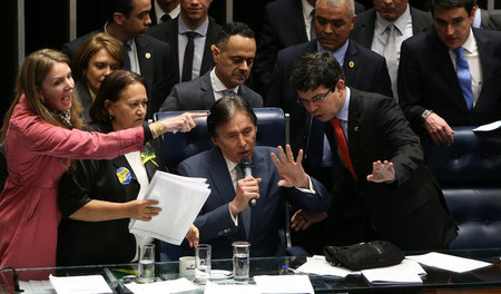 Abstimmung unter Protest: Senatspräsident Eunício Oliveira (gehö...
