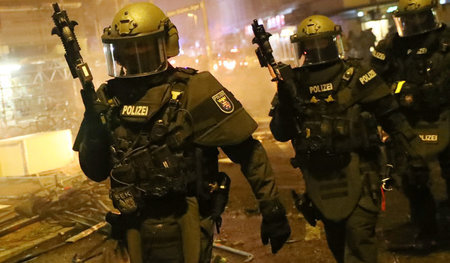 Deutsche Polizisten marschieren durch den Distrikt »Schanze« wäh...