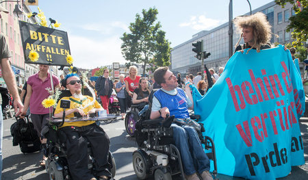 Fröhlicher Protest gegen Benachteiligung und Ausgrenzung von Beh...
