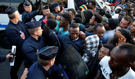 Immer häufiger müssen ankommende Flüchtlinge in Paris auf der St...