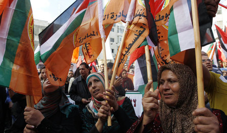 Gegen Friedensgespräche mit Israel: Palästinenser demonstrieren ...