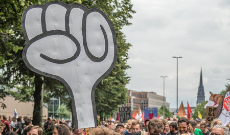 Mindestens 76.000 Menschen protestierten am 8. Juli gegen die im... Mindestens 76.000 Menschen protestierten am 8. Juli gegen die im...