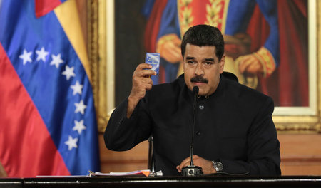 Mit der Verfassung von 1999 in der Hand kündigte Nicolás Maduro ...