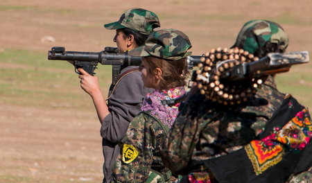 Taktisches Bündnis gegen den IS: Kämpferinnen der YPG bei Hasaka...