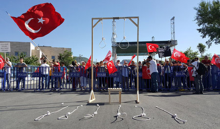 Rechter Mob: Anhänger von Recep Tayyip Erdogan demonstrieren in ...