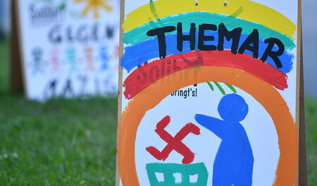 Vorbereitung auf den Protest: Plakate in Themar. Mehr als 2.000 ...