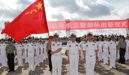 Chinesische Volksbefreiungsarmee am 11. Juli 2017 am Militärhafe...