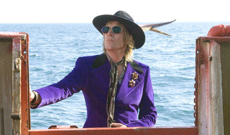 Er ist zurück! Der legendäre Radiomoderator Gavin (Rhys Ifans) g... Er ist zurück! Der legendäre Radiomoderator Gavin (Rhys Ifans) g...