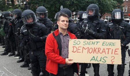 Unter dem Motto »Grenzenlose Solidarität statt G 20« zogen am ve... Unter dem Motto »Grenzenlose Solidarität statt G 20« zogen am ve...