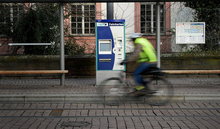 Wer braucht schon Bus und Bahn? Sollen die Erwerbslosen doch Fah... Wer braucht schon Bus und Bahn? Sollen die Erwerbslosen doch Fah...