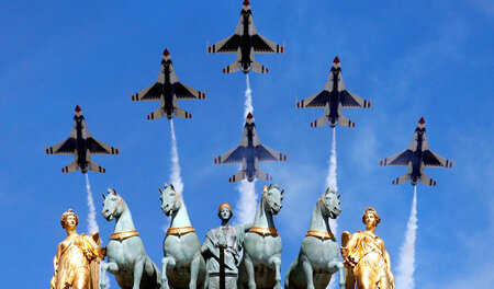 Kraftmeierei am Nationalfeiertag: US-Kampfjets fliegen über den ... Kraftmeierei am Nationalfeiertag: US-Kampfjets fliegen über den ...