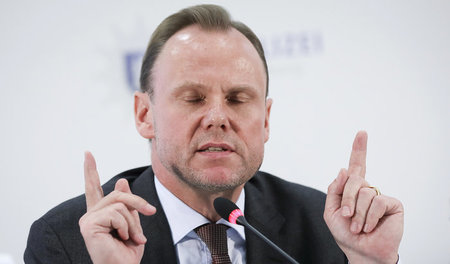 Hamburgs Innsensenator Andy Grote bei einer Pressekonferenz zur ... Hamburgs Innsensenator Andy Grote bei einer Pressekonferenz zur ...